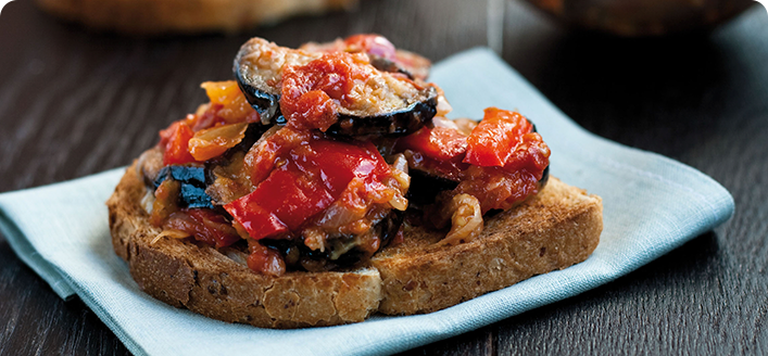 Tosta de la casa con pisto y berenjena