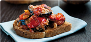 Tosta de la casa con pisto y berenjena